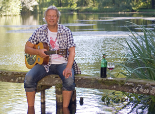 Eifelbarde Günter Hochgürtel am See