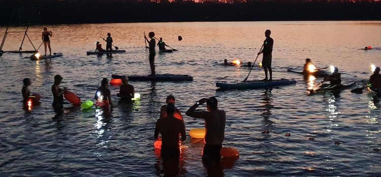 Schwimmende Leuchten im Mondschein Schwimmende Leuchten im Mondschein