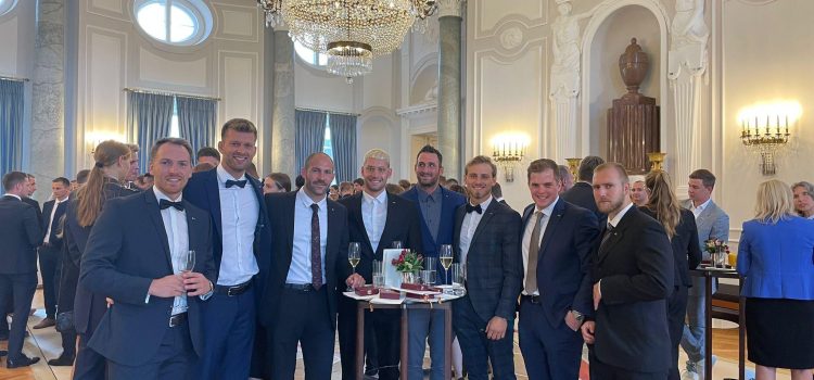 Bundespräsident Steinmeier zeichnet Kanupolo-Nationalmannschaft aus Bundespräsident Steinmeier zeichnet Kanupolo-Nationalmannschaft aus