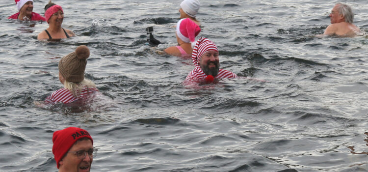 Mutig ins eiskalte Wasser – 3. Neujahrsschwimmen am Liblarer See Mutig ins eiskalte Wasser – 3. Neujahrsschwimmen am Liblarer See